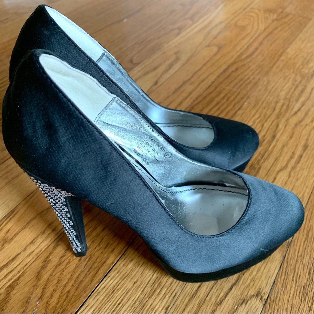 Dereon black platform pumps